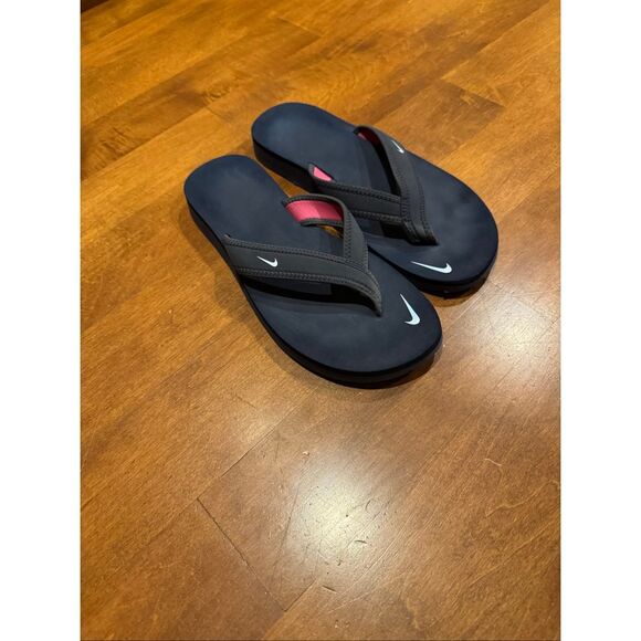 Woman’s Nike flip flops size 8 - Picture 1 of 5